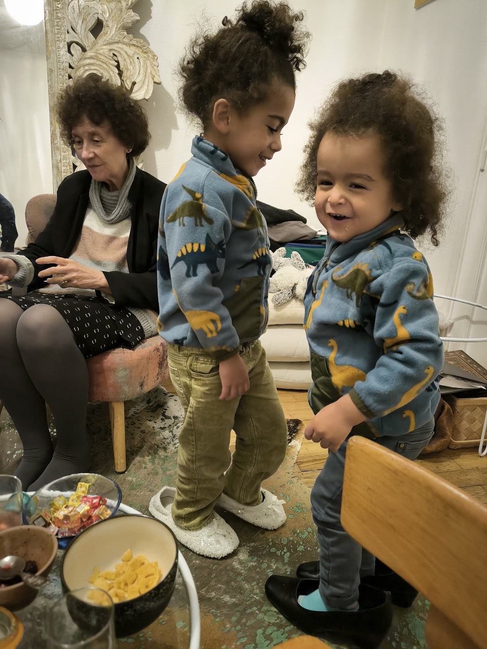 Les enfants essayent les chaussons de Papi, mamie